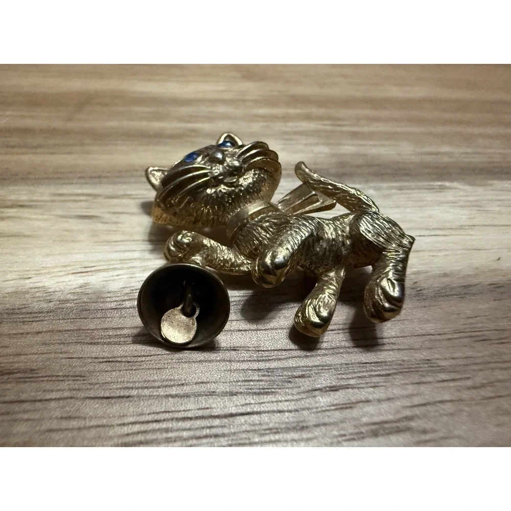 AVON VTG GOLD METAL CAT PIN WITH BELL & BLUE EYES JEWELRY ACCESSORIES